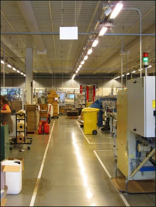 Produktionshalle mit markierten Laufwegen